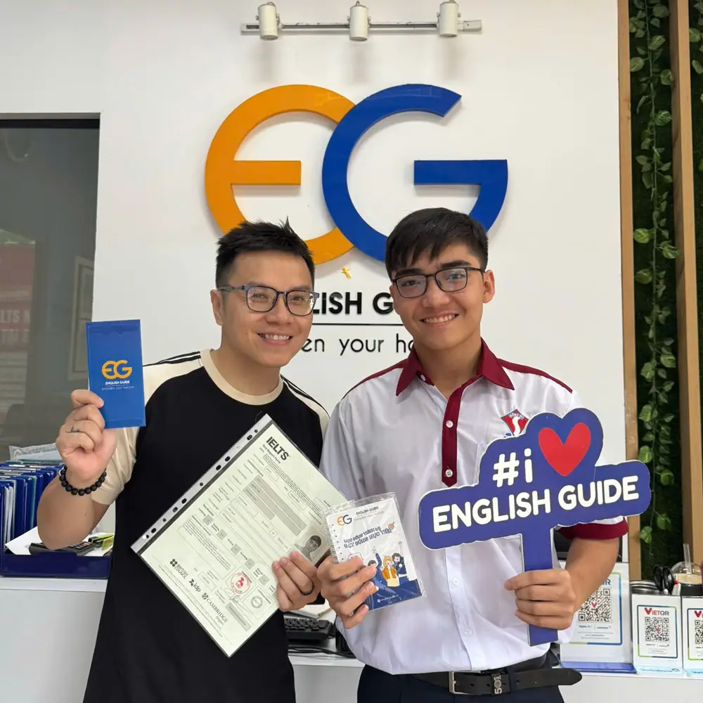 Mạnh Tiến cầm bảng điểm IELTS tại English Guide