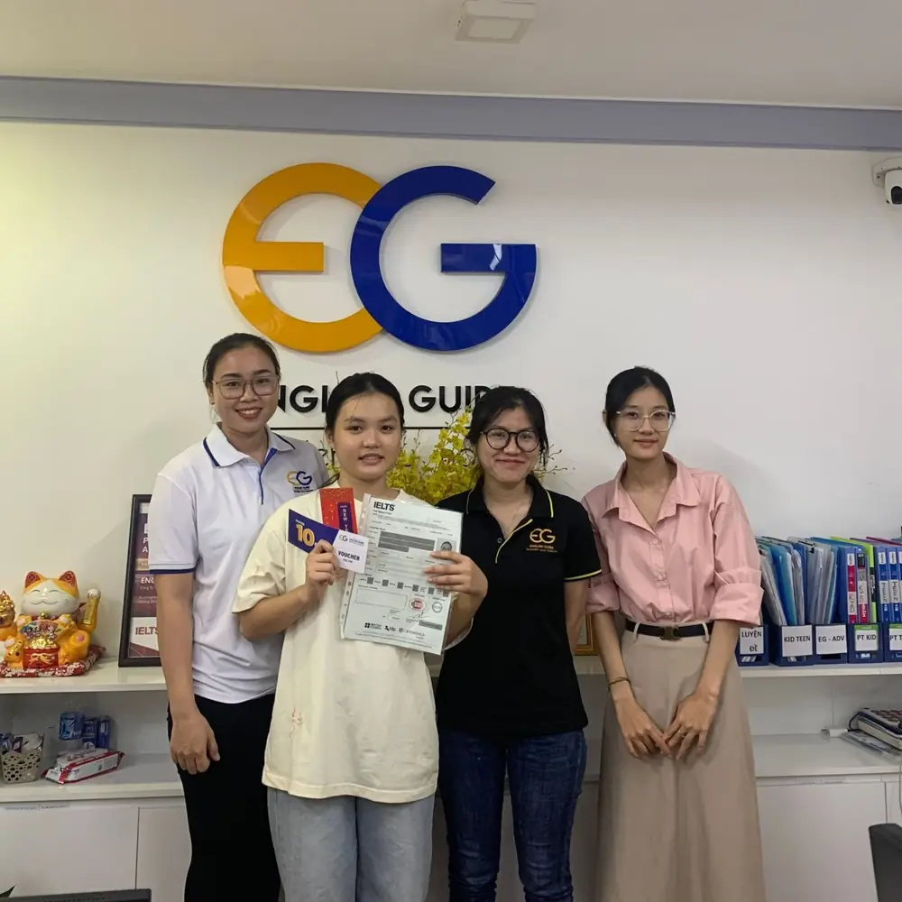 Hồng Ngọc cầm bảng điểm IELTS tại English Guide