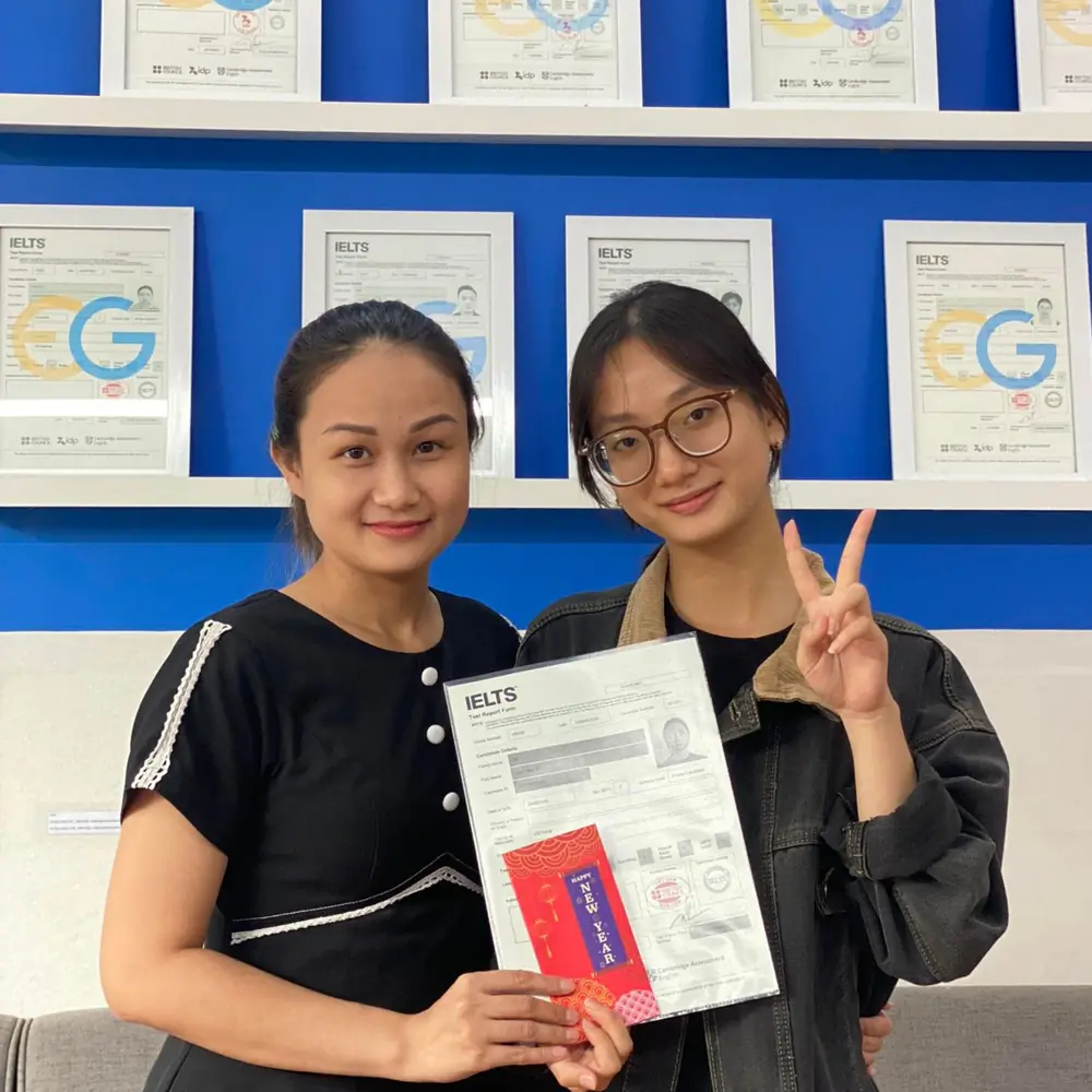 Thái Vy cầm bảng điểm IELTS tại English Guide