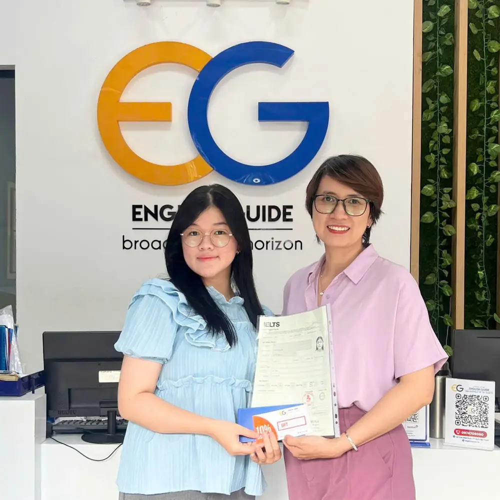 Hạnh Nguyên cầm bảng điểm IELTS tại English Guide