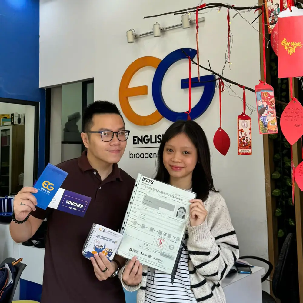 Như Quỳnh cầm bảng điểm IELTS tại English Guide