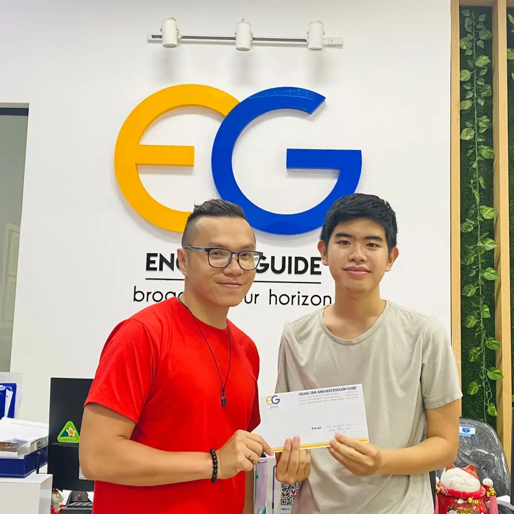 Quốc Kiên cầm bảng điểm IELTS tại English Guide