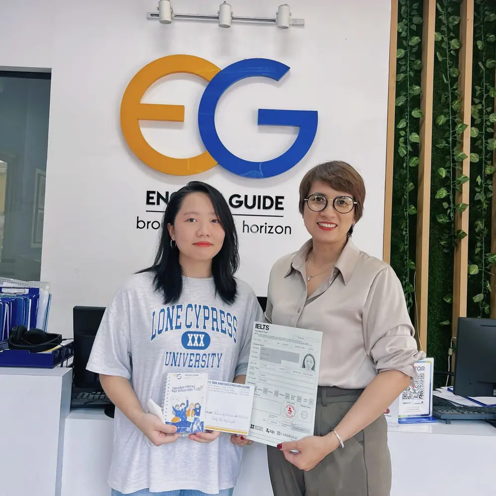 Mỹ Duyên cầm bảng điểm IELTS tại English Guide