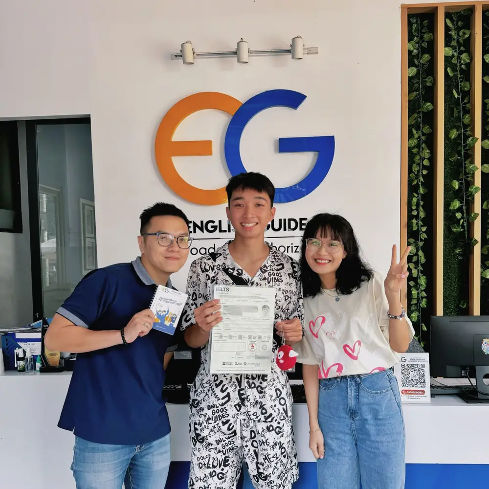 Thắng cầm bảng điểm IELTS tại English Guide