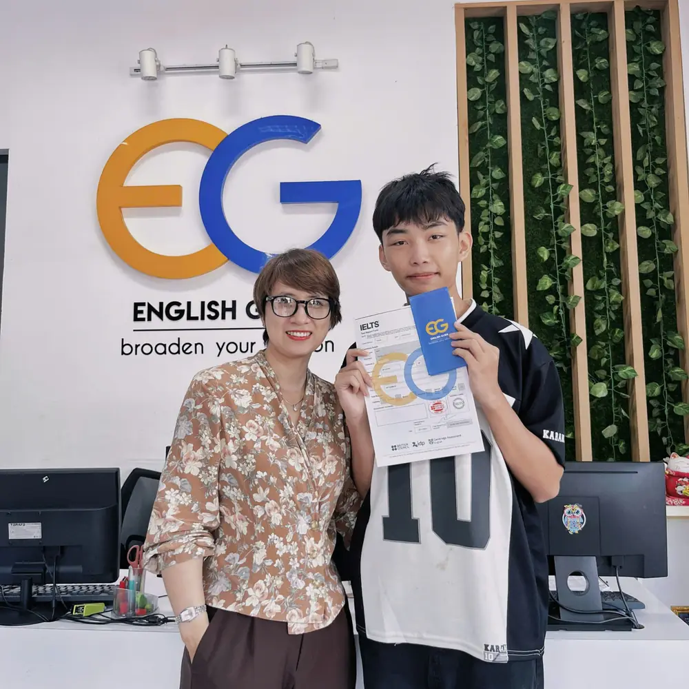 Gia Phong cầm bảng điểm IELTS tại English Guide