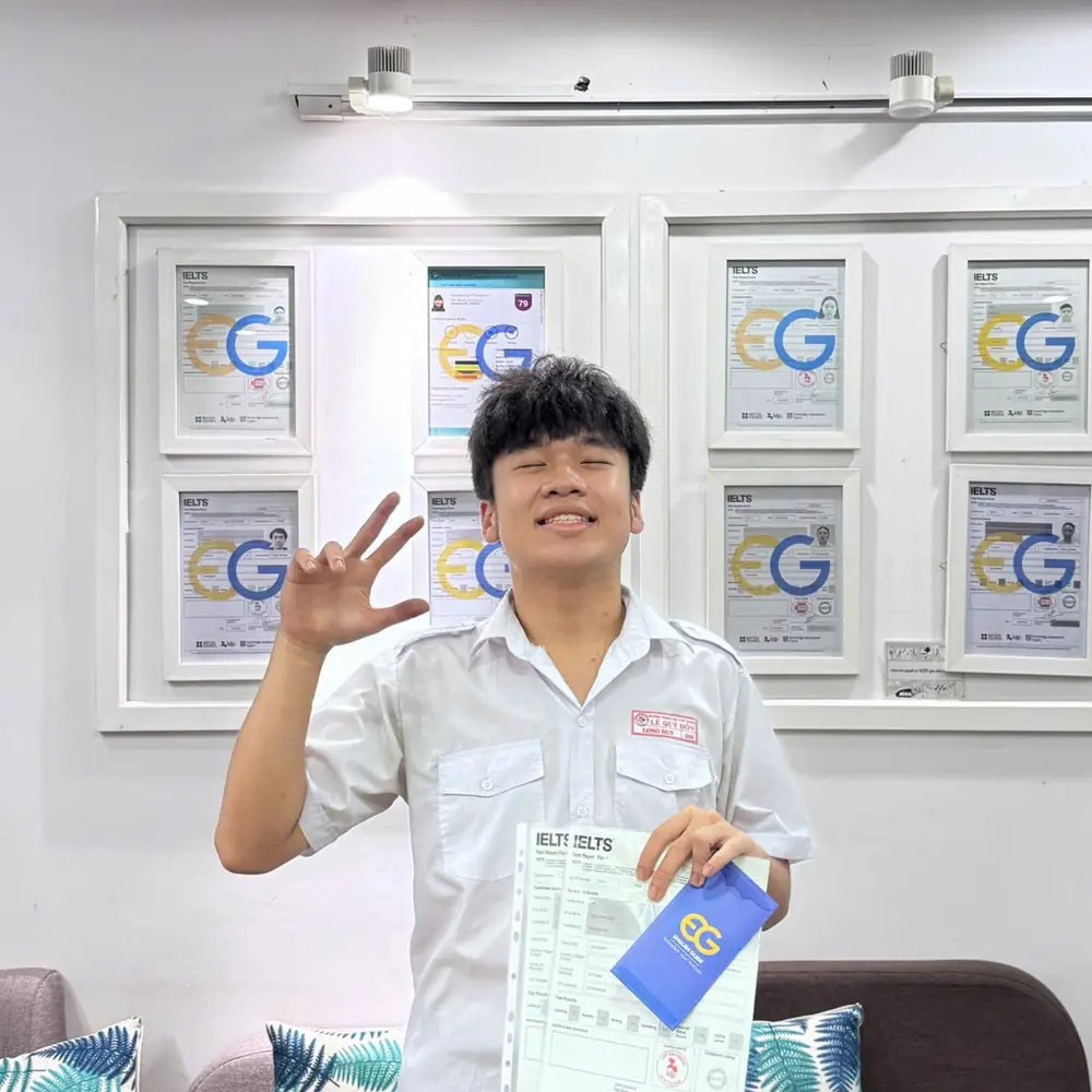 Long Duy cầm bảng điểm IELTS tại English Guide