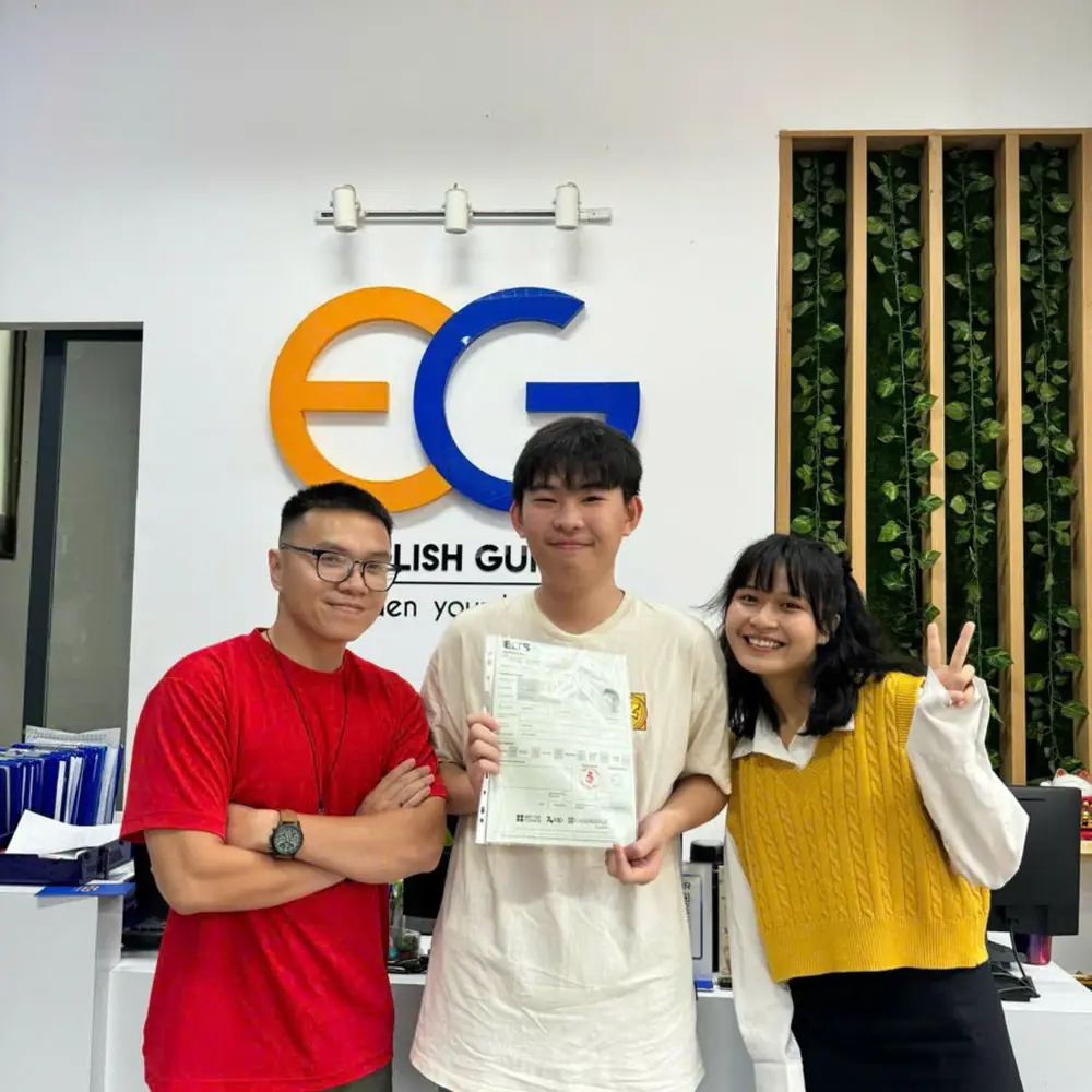 Văn Khương cầm bảng điểm IELTS tại English Guide