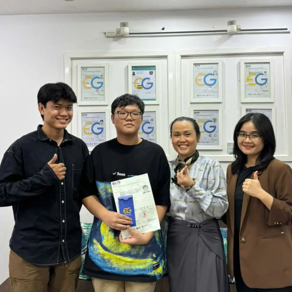 Anh Trí cầm bảng điểm IELTS tại English Guide