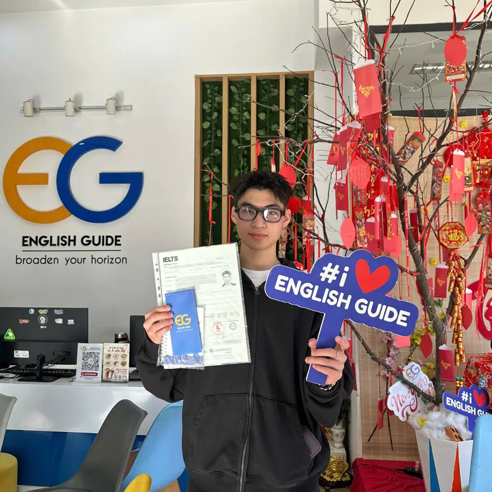 Kiến Văn cầm bảng điểm IELTS tại English Guide