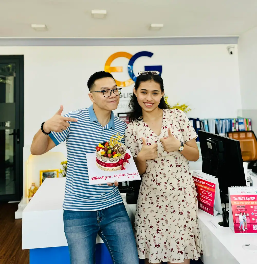 An Bình cầm bảng điểm IELTS tại English Guide