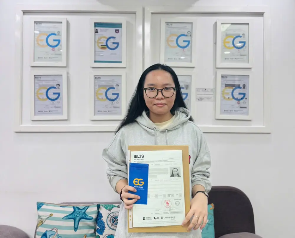 Phương Trinh cầm bảng điểm IELTS