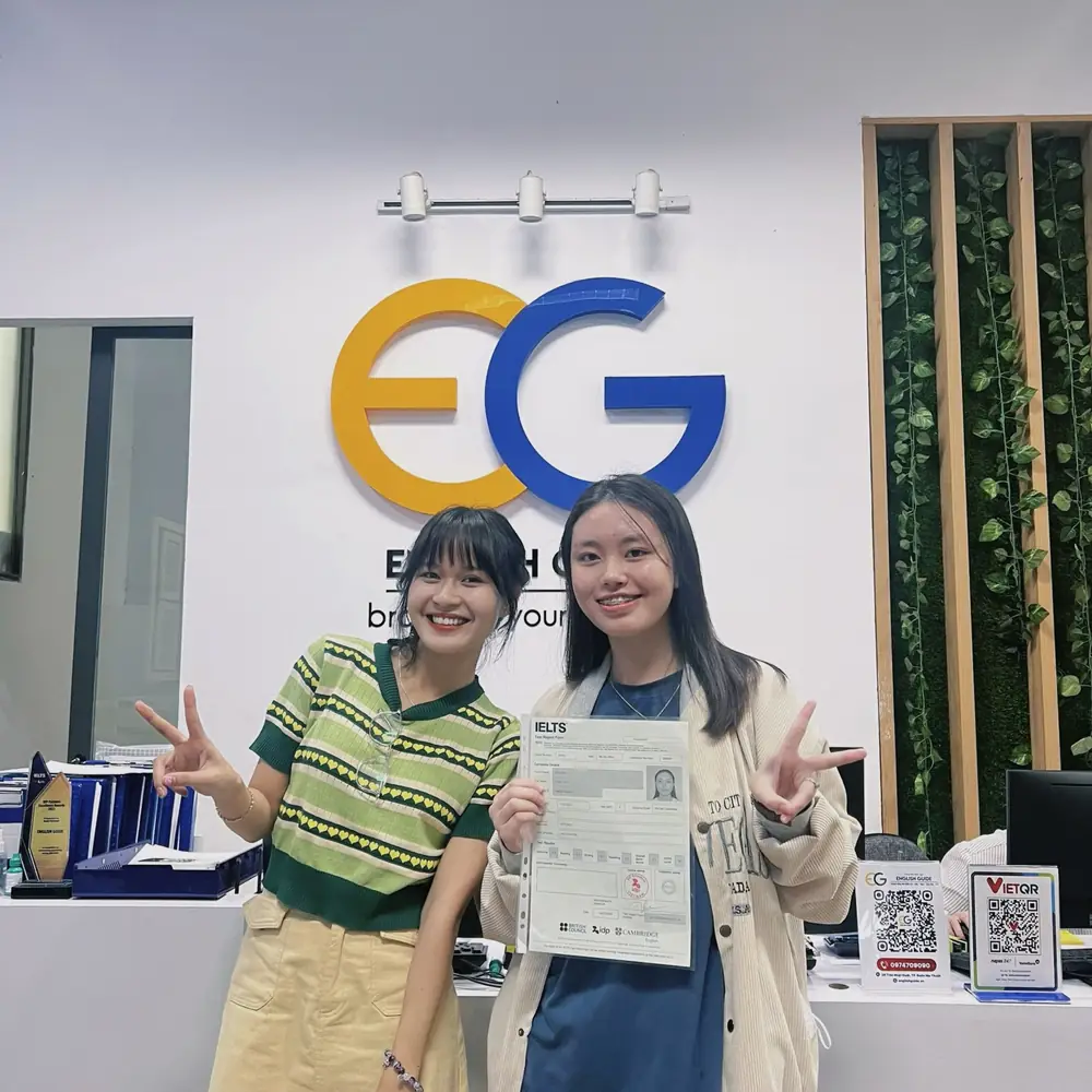 Thảo Vân cầm bảng điểm IELTS tại English Guide