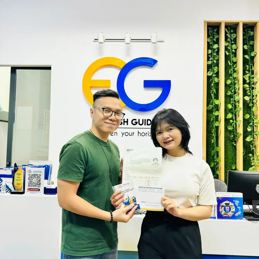 Huyền Trân cầm bảng điểm IELTS tại English Guide