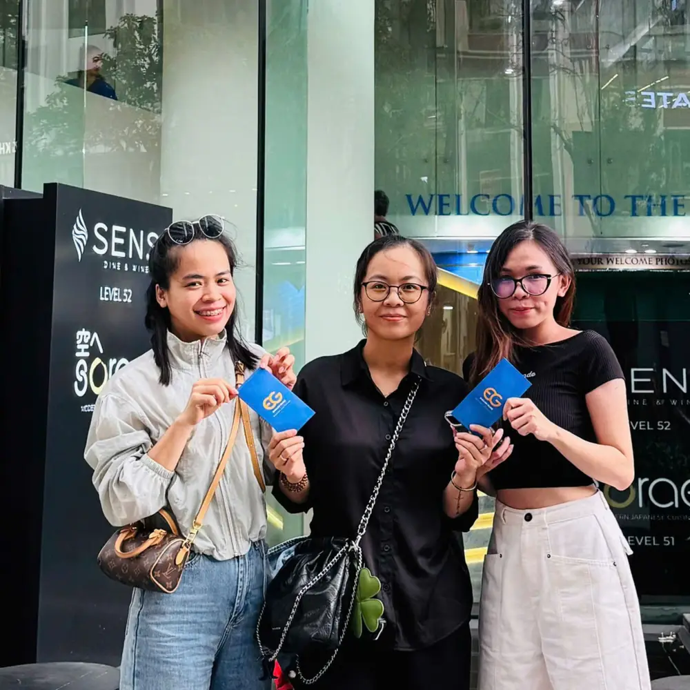 Học viên PTE của English Guide cầm kết quả thi