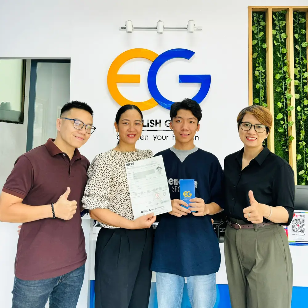 Văn Phú cầm bảng điểm IELTS tại English Guide