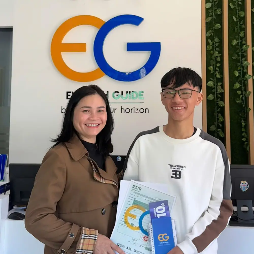Thái An cầm bảng điểm IELTS tại English Guide