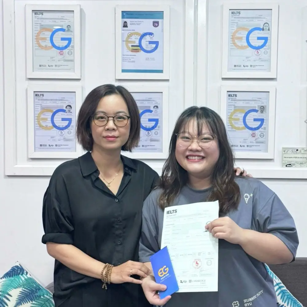 Nhật Anh cầm bảng điểm IELTS tại English Guide