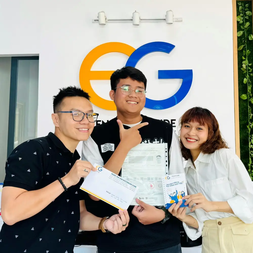 Phú Trọng cầm bảng điểm IELTS tại English Guide