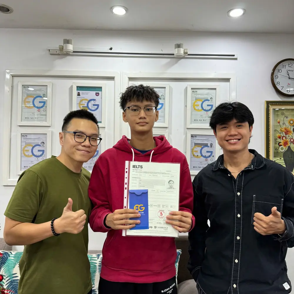 Trần Sơn cầm bảng điểm IELTS tại English Guide