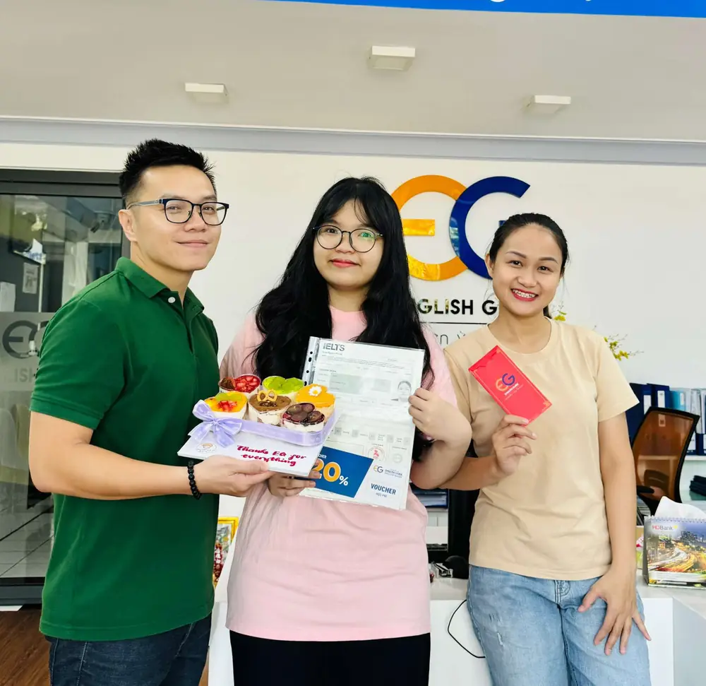 Thanh Trúc cầm bảng điểm IELTS tại English Guide