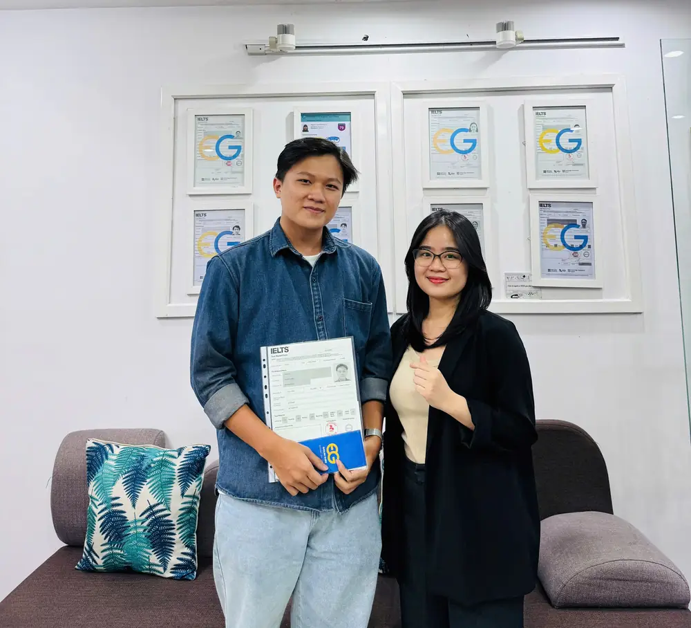 Thành Luân cầm bảng điểm IELTS tại English Guide