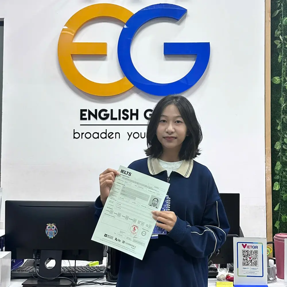 Bảo Vi cầm bảng điểm IELTS tại English Guide